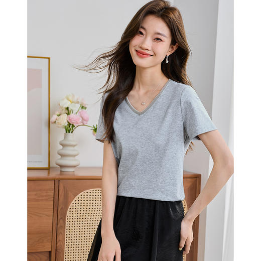 【五折购】熙世界2025夏款时髦短袖t恤女织带V领百搭显瘦上衣T 商品图0