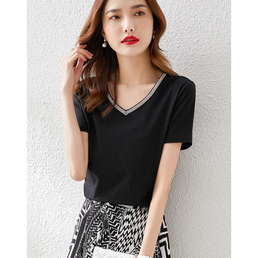 【五折购】熙世界2025夏款时髦短袖t恤女织带V领百搭显瘦上衣T 商品图5