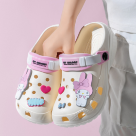 👏暑假特惠! ！ 29.9元 捡漏款【亲子款三丽鸥卡通洞洞鞋】💖 既能当拖鞋又能当凉鞋！🔥室内室外、浴室、沙滩...各种场合都很实穿~