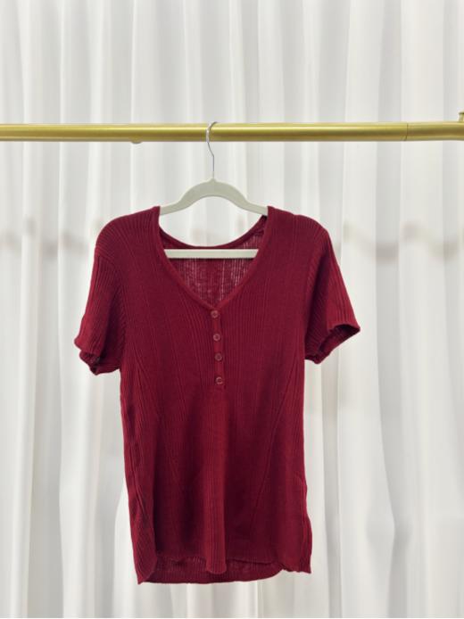 🥳显白车厘子红邂逅凉感天丝❗一眼心动的夏日战袍🔥【仟梓赫 莱赛尔V领小飞袖针织衫💯】100%莱赛尔带来超绝肤感❗丝滑透气不闷汗，🌟时刻保持清爽体感❗ 商品图4