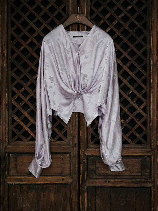 盛唐牡丹| 紫蝶真丝提花褶皱上衣 商品图0