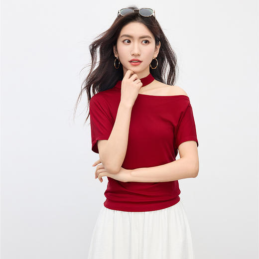 【07/16新品】熙世界100%天丝斜肩挂脖短袖t恤女小众设计短袖红色体恤别致上衣 商品图3