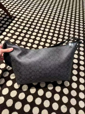 👨🏻超低好价，1250直邮到手！Coach 男士新系列Finn购物袋斜挎包，黑灰色logo材质，超级大容量，内外都有拉链夹层，可商务可休闲的百搭男款斜挎包