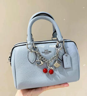 新款折扣￥1599直邮🇺🇸Coach最新mini迷你Rowan波士顿[呲牙]baby蓝全荔枝纹牛皮，自带樱桃🍒小挂饰，尺寸17.5*13*8.5cm，可手挽可斜背