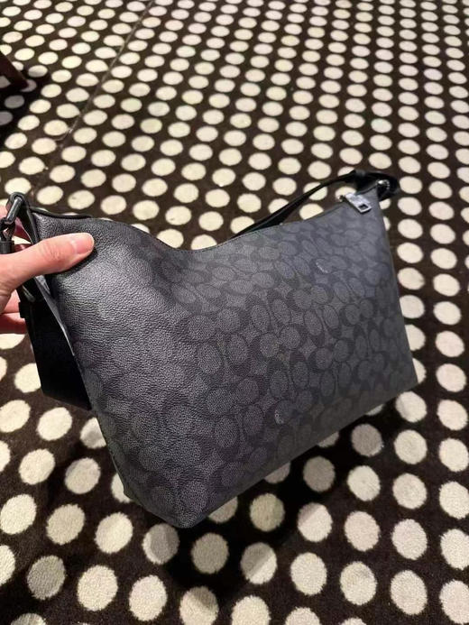 👨🏻超低好价，1250直邮到手！Coach 男士新系列Finn购物袋斜挎包，黑灰色logo材质，超级大容量，内外都有拉链夹层，可商务可休闲的百搭男款斜挎包 商品图1