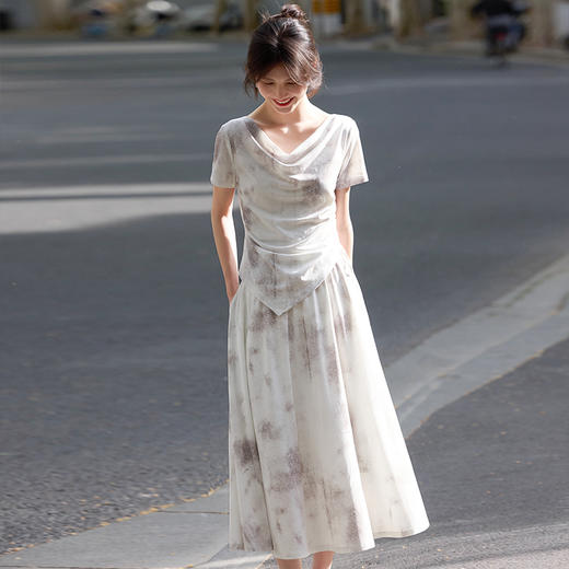 【07/16新品】熙世界轻国风复古晕染套装女2025夏装新款荡领上衣A字伞裙两件套 商品图4