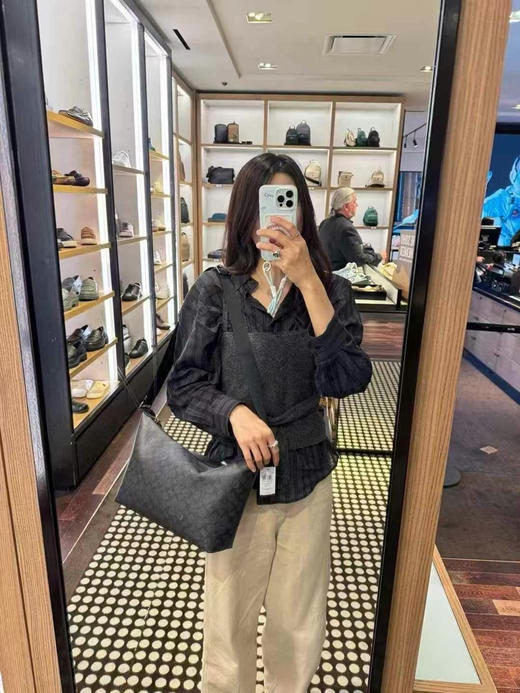 👨🏻超低好价，1250直邮到手！Coach 男士新系列Finn购物袋斜挎包，黑灰色logo材质，超级大容量，内外都有拉链夹层，可商务可休闲的百搭男款斜挎包 商品图7