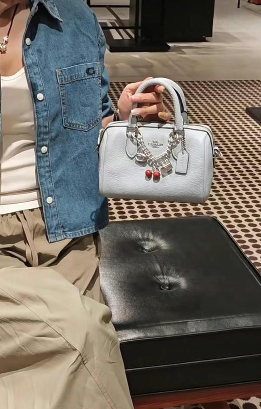新款折扣￥1599直邮🇺🇸Coach最新mini迷你Rowan波士顿[呲牙]baby蓝全荔枝纹牛皮，自带樱桃🍒小挂饰，尺寸17.5*13*8.5cm，可手挽可斜背 商品图3
