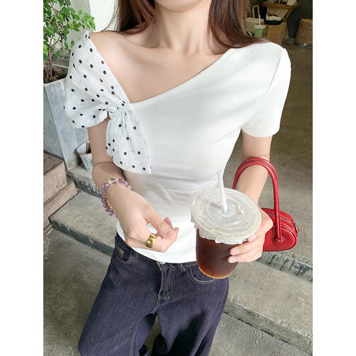 <曾小咸推荐>韩系波点拼接斜肩修身短袖T恤 商品图1