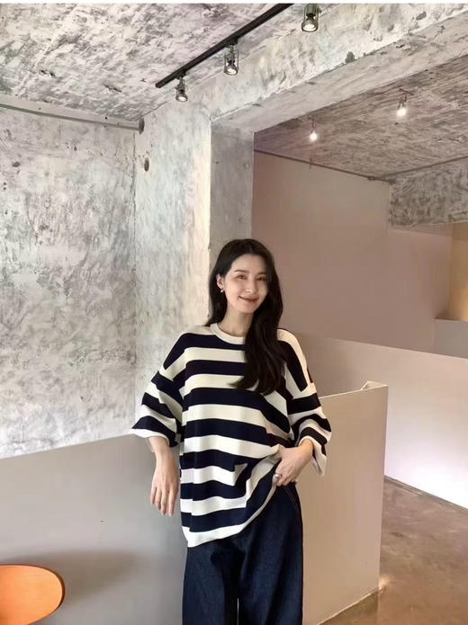 715-3  慵懒不懒散 松弛高级 25早秋 ed拼接条纹 宽松圆领中袖上衣 商品图4