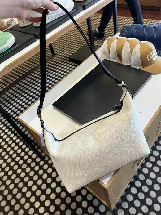 [庆祝]新款上市，1250直邮到手！Coach 男士Finn系列纯皮斜挎包，超级酷的一款，轻便且容量大，肩带可以任意调节长短，32*24*10cm 商品图3