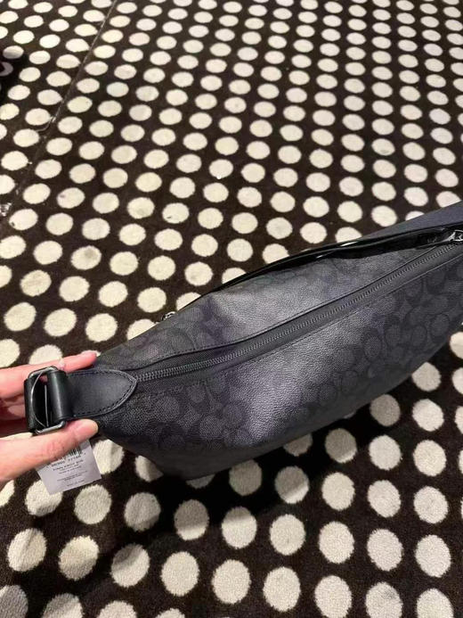 👨🏻超低好价，1250直邮到手！Coach 男士新系列Finn购物袋斜挎包，黑灰色logo材质，超级大容量，内外都有拉链夹层，可商务可休闲的百搭男款斜挎包 商品图4