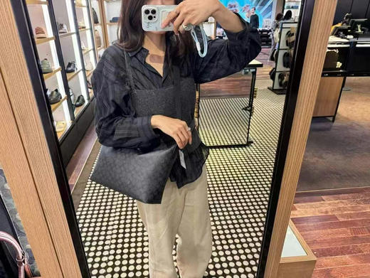 👨🏻超低好价，1250直邮到手！Coach 男士新系列Finn购物袋斜挎包，黑灰色logo材质，超级大容量，内外都有拉链夹层，可商务可休闲的百搭男款斜挎包 商品图8