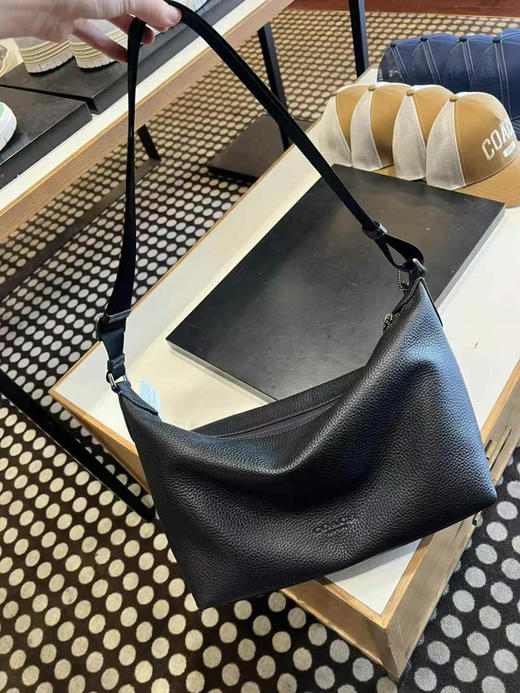 [庆祝]新款上市，1250直邮到手！Coach 男士Finn系列纯皮斜挎包，超级酷的一款，轻便且容量大，肩带可以任意调节长短，32*24*10cm 商品图0