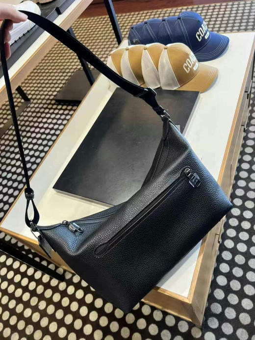 [庆祝]新款上市，1250直邮到手！Coach 男士Finn系列纯皮斜挎包，超级酷的一款，轻便且容量大，肩带可以任意调节长短，32*24*10cm 商品图2