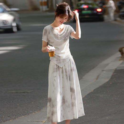 【07/16新品】熙世界轻国风复古晕染套装女2025夏装新款荡领上衣A字伞裙两件套 商品图3