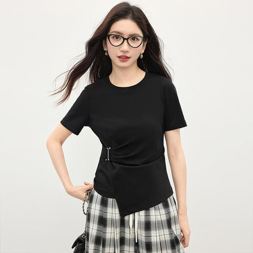【专属特价】熙世界设计感黑色短袖T恤女收腰显瘦夏季新款不规则修身正肩上衣 商品图4