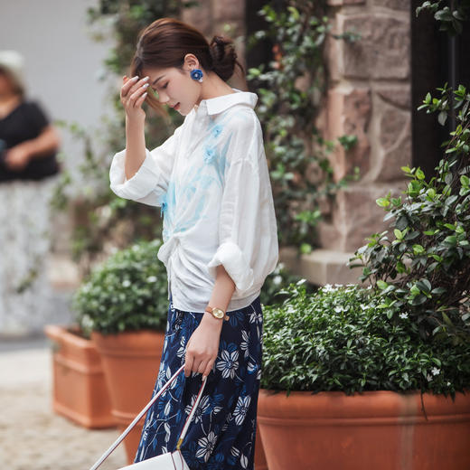 【林栖设计小店】【手工钉花】苎麻衬衣扭结设计感2025秋季新款修身上衣女F1953201 商品图3