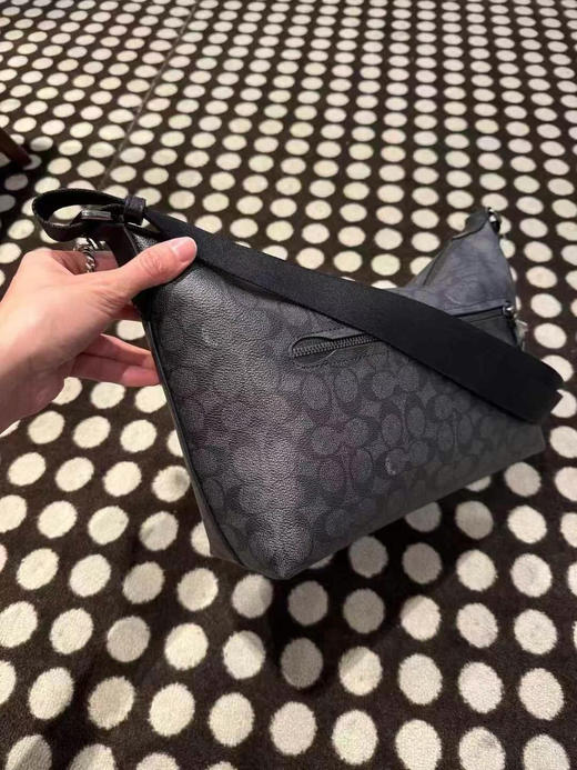 👨🏻超低好价，1250直邮到手！Coach 男士新系列Finn购物袋斜挎包，黑灰色logo材质，超级大容量，内外都有拉链夹层，可商务可休闲的百搭男款斜挎包 商品图3