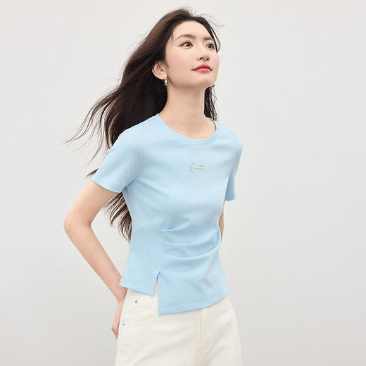 【07/16新品】熙世界设计感掐腰短袖T恤女2025夏季新款不规则褶皱正肩圆领上衣 商品图3