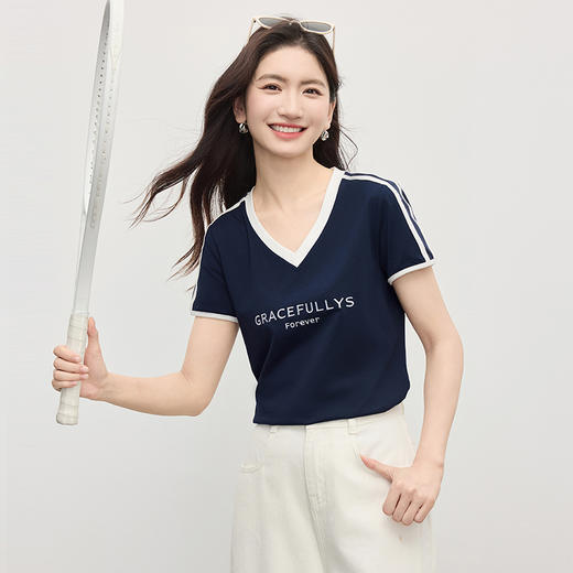 【07/16新品】熙世界美式运动风撞色字母V领T恤女短袖小个子正肩上衣2025夏新款 商品图4