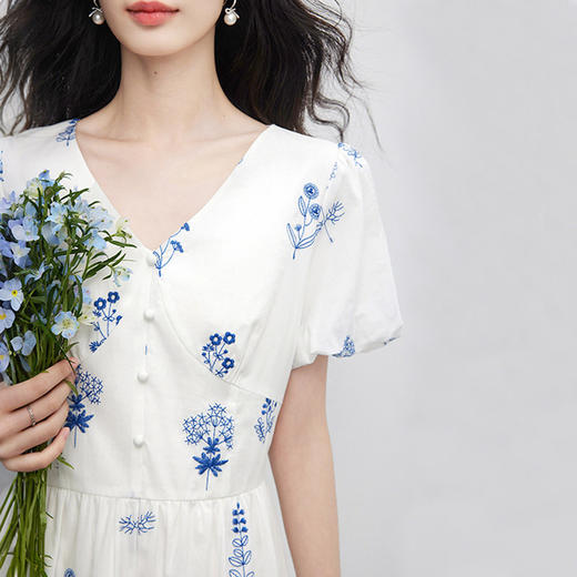 【07/16新品】熙世界植物系刺绣V领连衣裙女收腰显瘦夏季法式气质纯棉掐腰裙子 商品图3