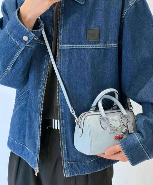 新款折扣￥1599直邮🇺🇸Coach最新mini迷你Rowan波士顿[呲牙]baby蓝全荔枝纹牛皮，自带樱桃🍒小挂饰，尺寸17.5*13*8.5cm，可手挽可斜背 商品图2