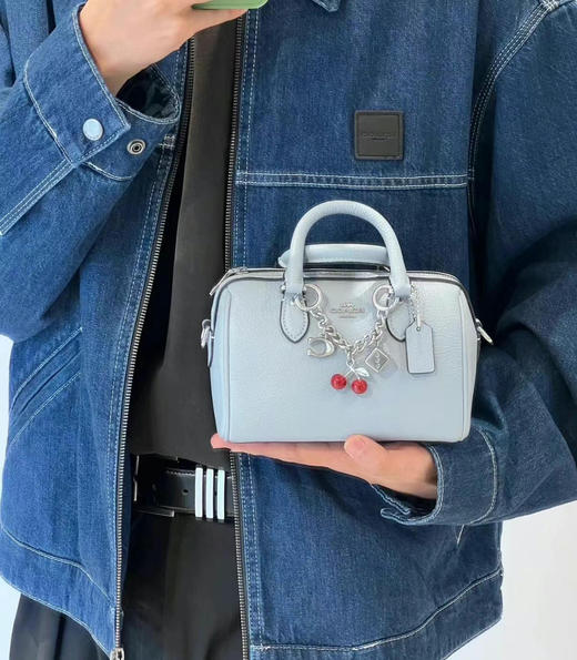 新款折扣￥1599直邮🇺🇸Coach最新mini迷你Rowan波士顿[呲牙]baby蓝全荔枝纹牛皮，自带樱桃🍒小挂饰，尺寸17.5*13*8.5cm，可手挽可斜背 商品图1