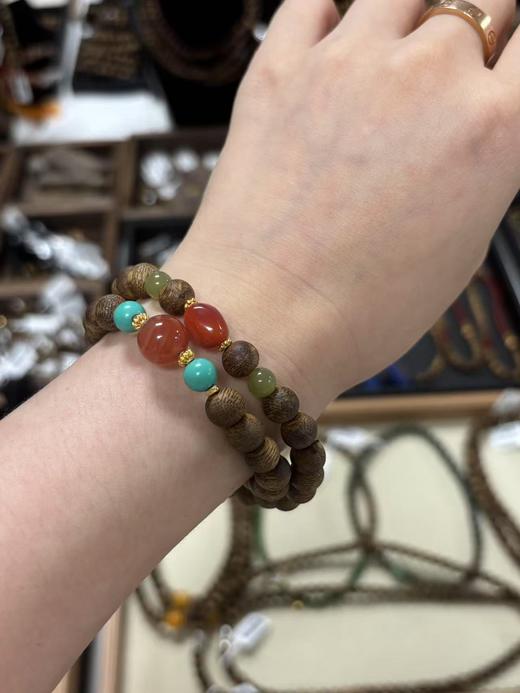 【沉香溯源】沉红翠绕双圈手串	约7mm棋楠圆珠、约10mm南红、约6mm菱镁矿、约6mm和田玉、S925银镀金配件  （特殊商品请在收货之后48小时内申请退换货，过期不予处理！！！） 商品图7