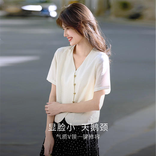 【专属特价】熙世界2025夏日新款半弧形门襟V领天丝衬衫女设计感短袖开衫上衣 商品图1