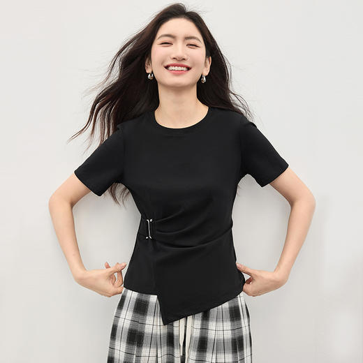 【专属特价】熙世界设计感黑色短袖T恤女收腰显瘦夏季新款不规则修身正肩上衣 商品图3