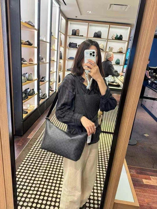 👨🏻超低好价，1250直邮到手！Coach 男士新系列Finn购物袋斜挎包，黑灰色logo材质，超级大容量，内外都有拉链夹层，可商务可休闲的百搭男款斜挎包 商品图6