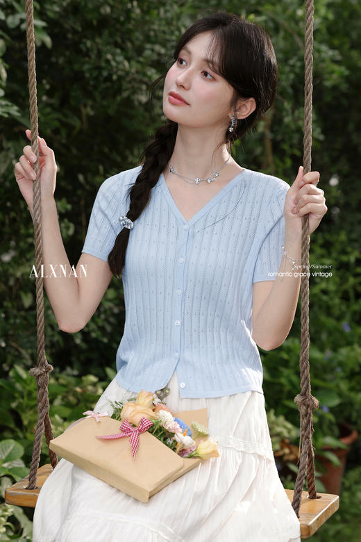 鹿向南「清川织夏」浅蓝色韩系V领针织衫女夏薄款设计感短袖上衣 商品图5