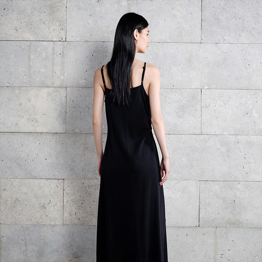 NEELLY纳俪商场同款秋季新款黑色气质吊带连衣裙女简约百搭长裙N25072Y01050 商品图1