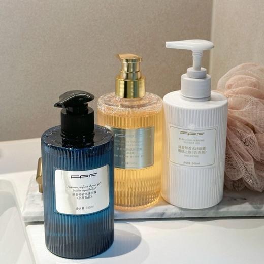 【FPF香水沐浴露】高级的调香，绵密的泡沫~用FPF洗掉的不止是尘埃，重更是疲惫!挤一泵在手轻松就能搓出绵密泡泡，一冲水泡沫就能洗干净，不假滑也不拔干，用它洗完澡，皮肤细腻又香香。 商品图1