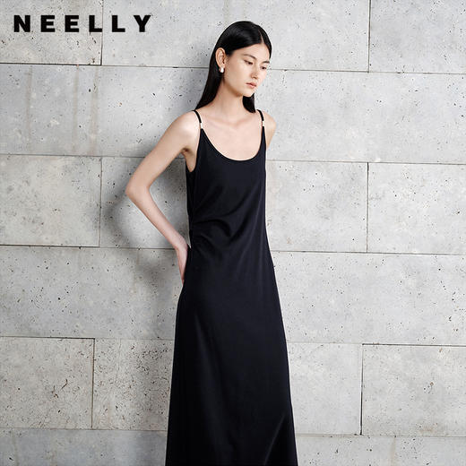 NEELLY纳俪商场同款秋季新款黑色气质吊带连衣裙女简约百搭长裙N25072Y01050 商品图0