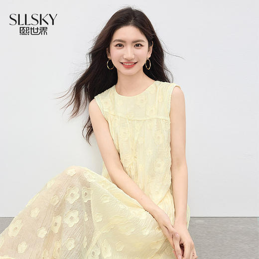 【专属特价】熙世界流光感立体浮雕剪花无袖连衣裙女设计感度假海滩背心裙 商品图0