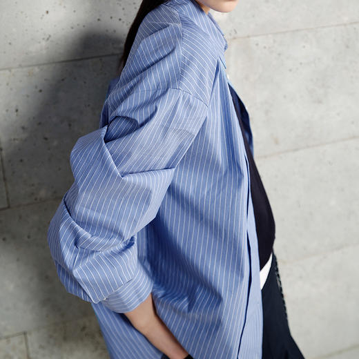 NEELLY纳俪商场同款秋季新款经典百搭设计感衬衫女学院风宽松外套N25072B01038 商品图2