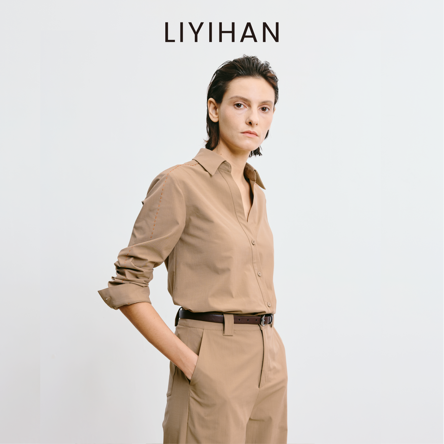 LIYIHAN局外人 2025秋季新款通勤卡其色V领衬衫女抗皱