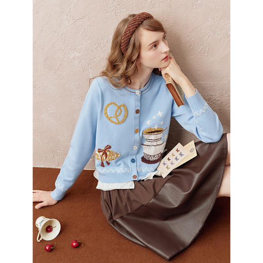 两三事暖焙晨昏2025秋新款森系提花荷叶边下摆彩色纽扣针织开衫女 商品图2