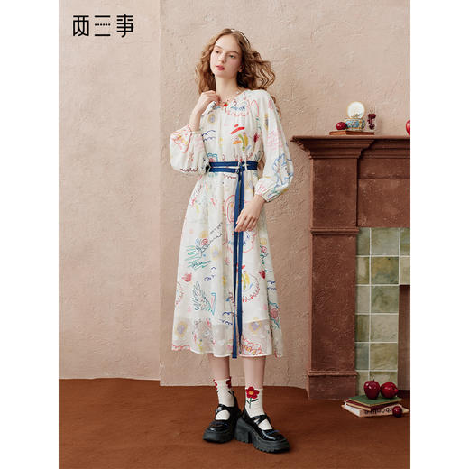 两三事 硬糖次元 2025秋季新款法式涂鸦印花系带泡泡袖连衣裙 商品图0