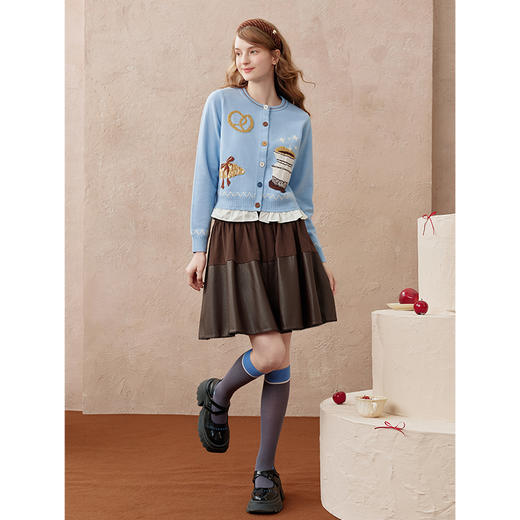 两三事暖焙晨昏2025秋新款森系提花荷叶边下摆彩色纽扣针织开衫女 商品图3