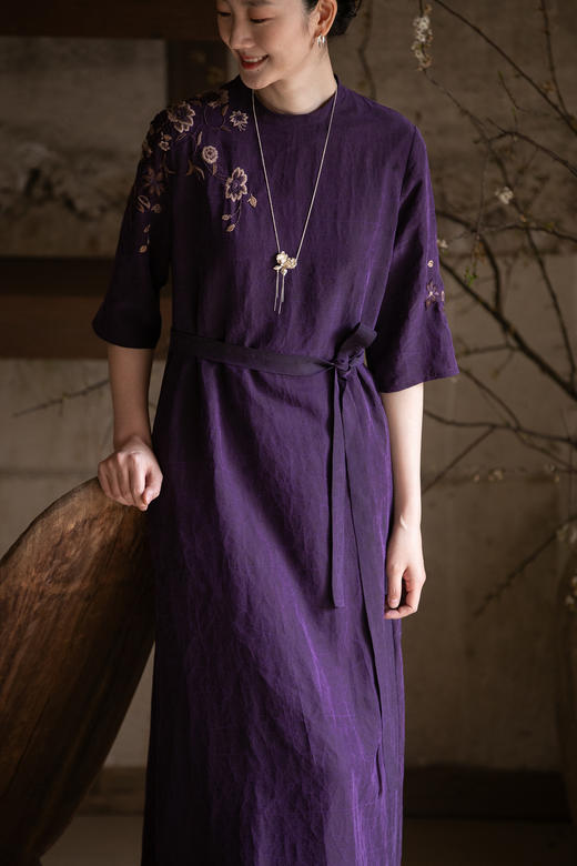 牧衣游原创 刺绣龟裂纹香云纱连衣裙紫色复古新中式长裙 楮知白 商品图5