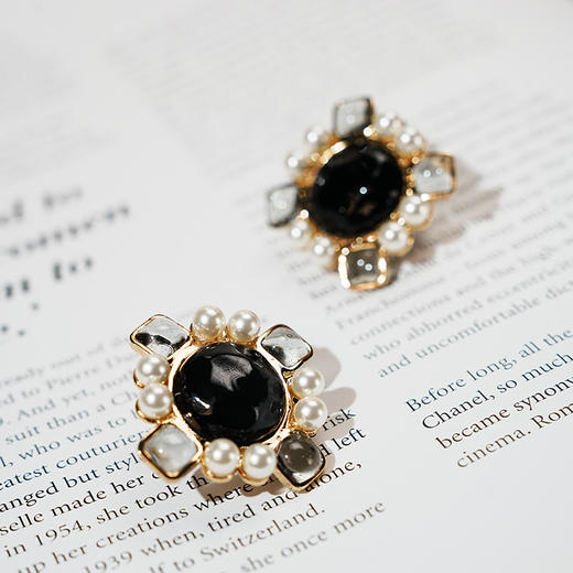 订购5个月到｜Gripoix Paris-Byzantine signet-黑色 拜占庭印章 琉璃 耳夹［法国设计师］ 商品图1