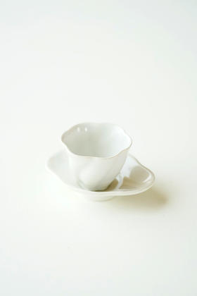 安藤雅信73青白釉扭花茶杯+青白亮釉渊圆长四瓣茶托（套组）