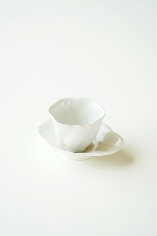 安藤雅信73青白釉扭花茶杯+青白亮釉渊圆长四瓣茶托（套组） 商品图0