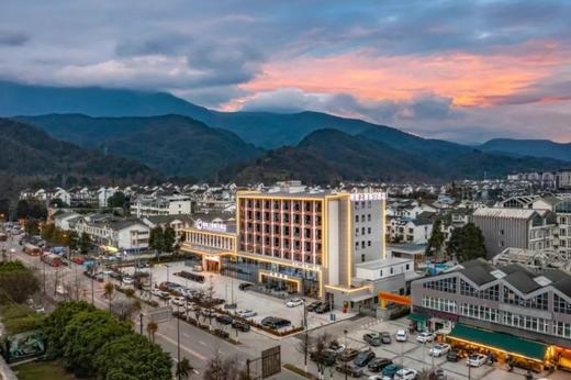 【避暑都江堰·明智上春假日酒店】仅289起住高级房，568元住2间可拆分，享早餐、汤池、健身房…有效期至年底，部分周末不加价！ 商品图0