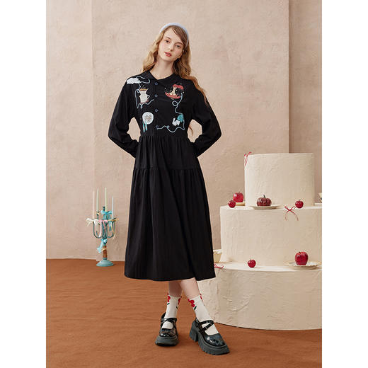 两三事 童梦奇遇 2025秋季新款森女风印花绳绣绑带a字连衣裙长裙 商品图3