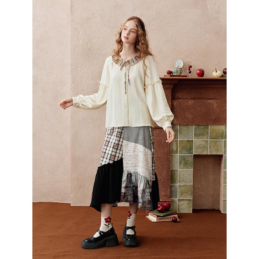 两三事 栗子蛋糕 2025秋季新款文艺风印花压褶领绑带灯笼袖衬衫女 商品图3