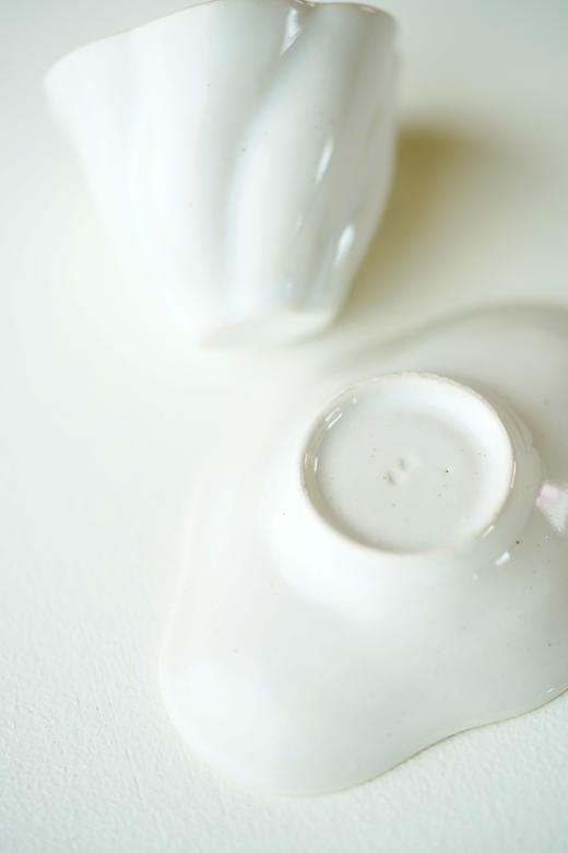 安藤雅信73青白釉扭花茶杯+青白亮釉渊圆长四瓣茶托（套组） 商品图2